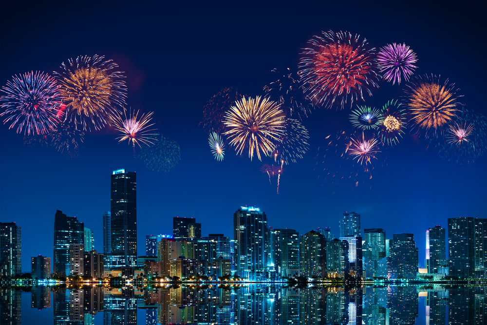 Grandes fuegos artificiales sobre el horizonte del centro de Miami