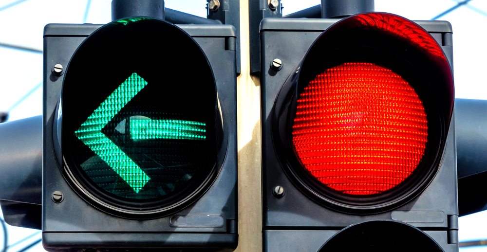 semáforo con luz roja y luz verde