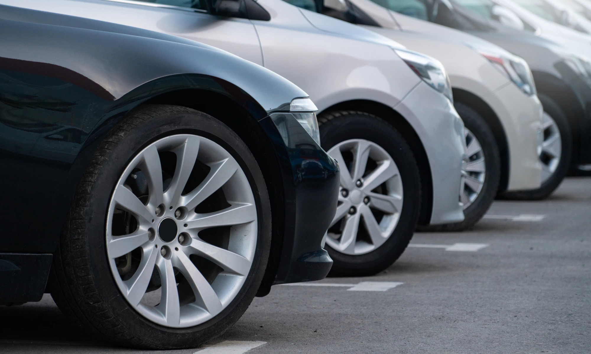 Vehículos en un estacionamiento