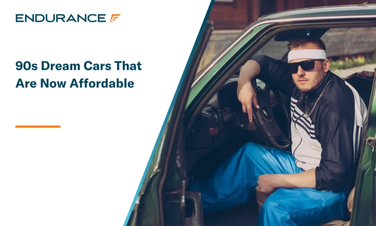 Un hombre de los años noventa se sienta al volante de un coche.