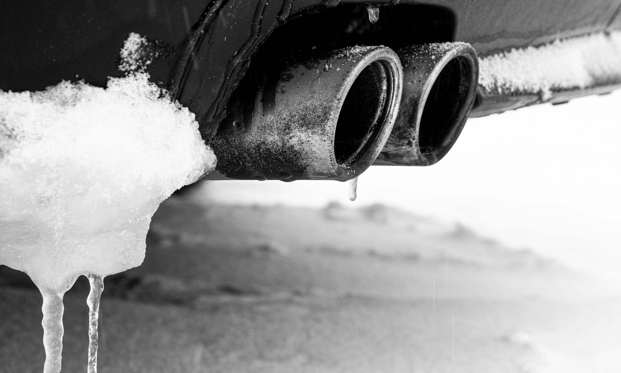 El tubo de escape de un vehículo cubierto de nieve.