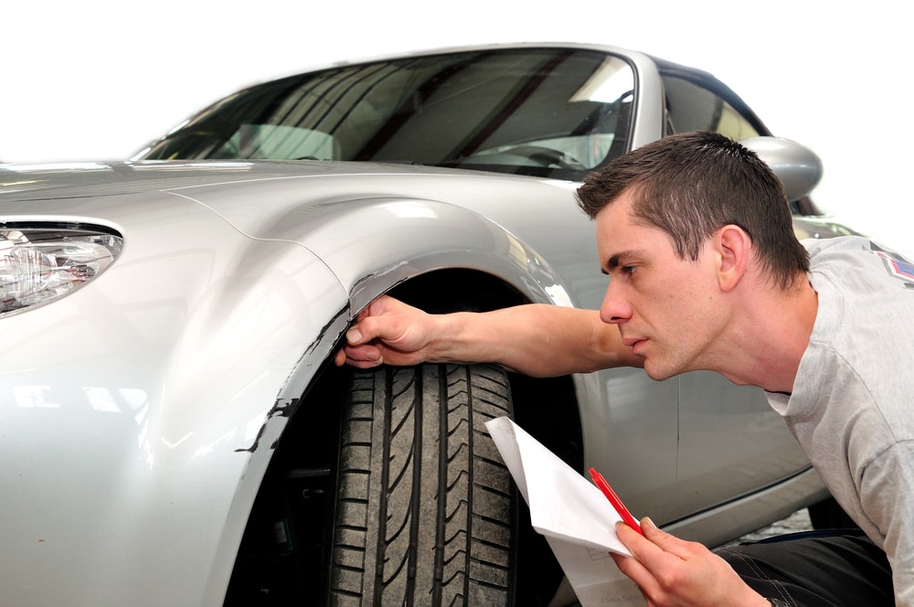 inspeccionando un coche