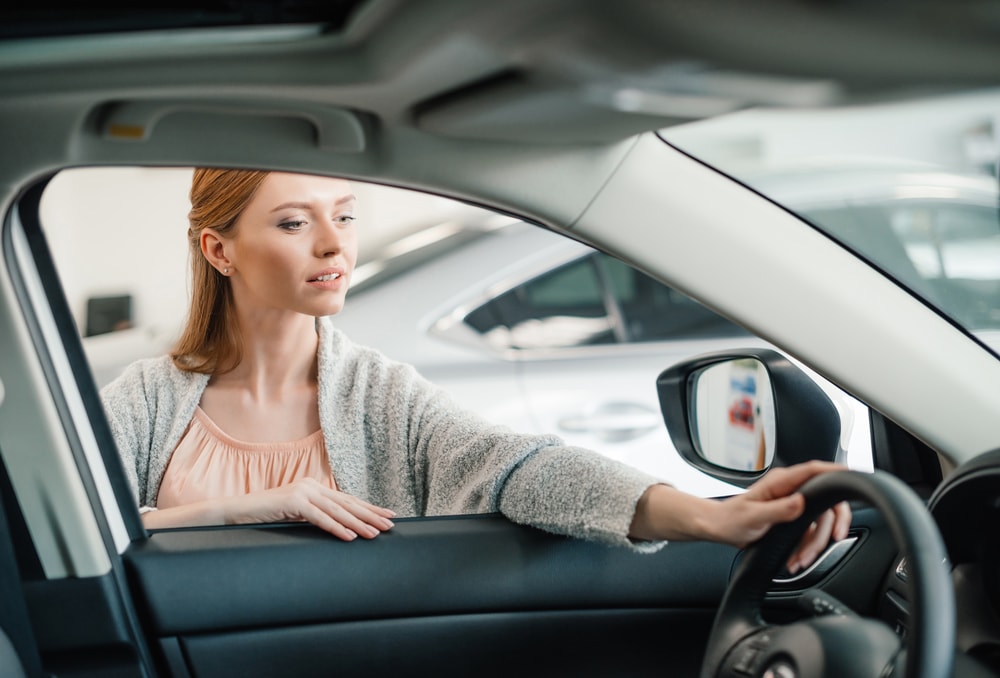 mujer eligiendo un coche