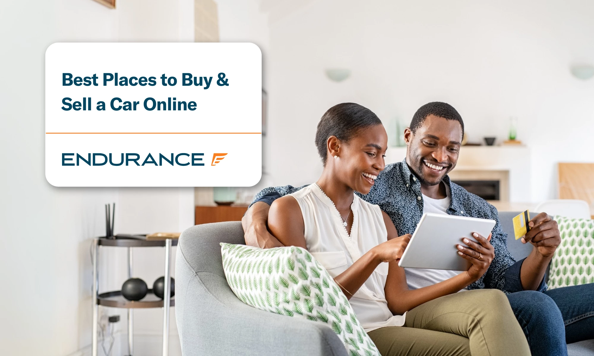 Una pareja afroamericana sentada en el sofá usando una computadora portátil para comprar en línea