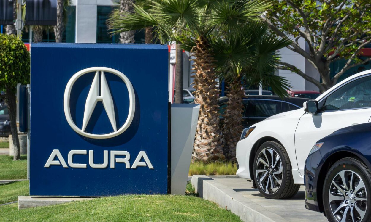 Un cartel afuera de un concesionario de Acura.