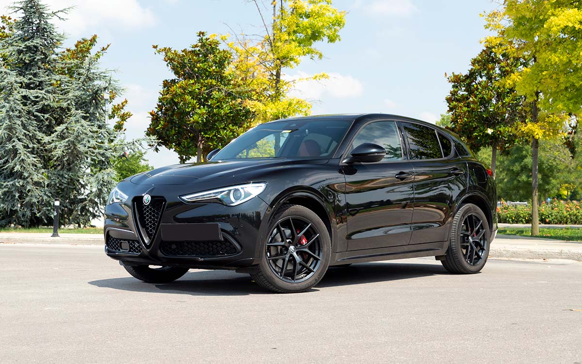 Un Alfa Romeo Stelvio estacionado afuera.
