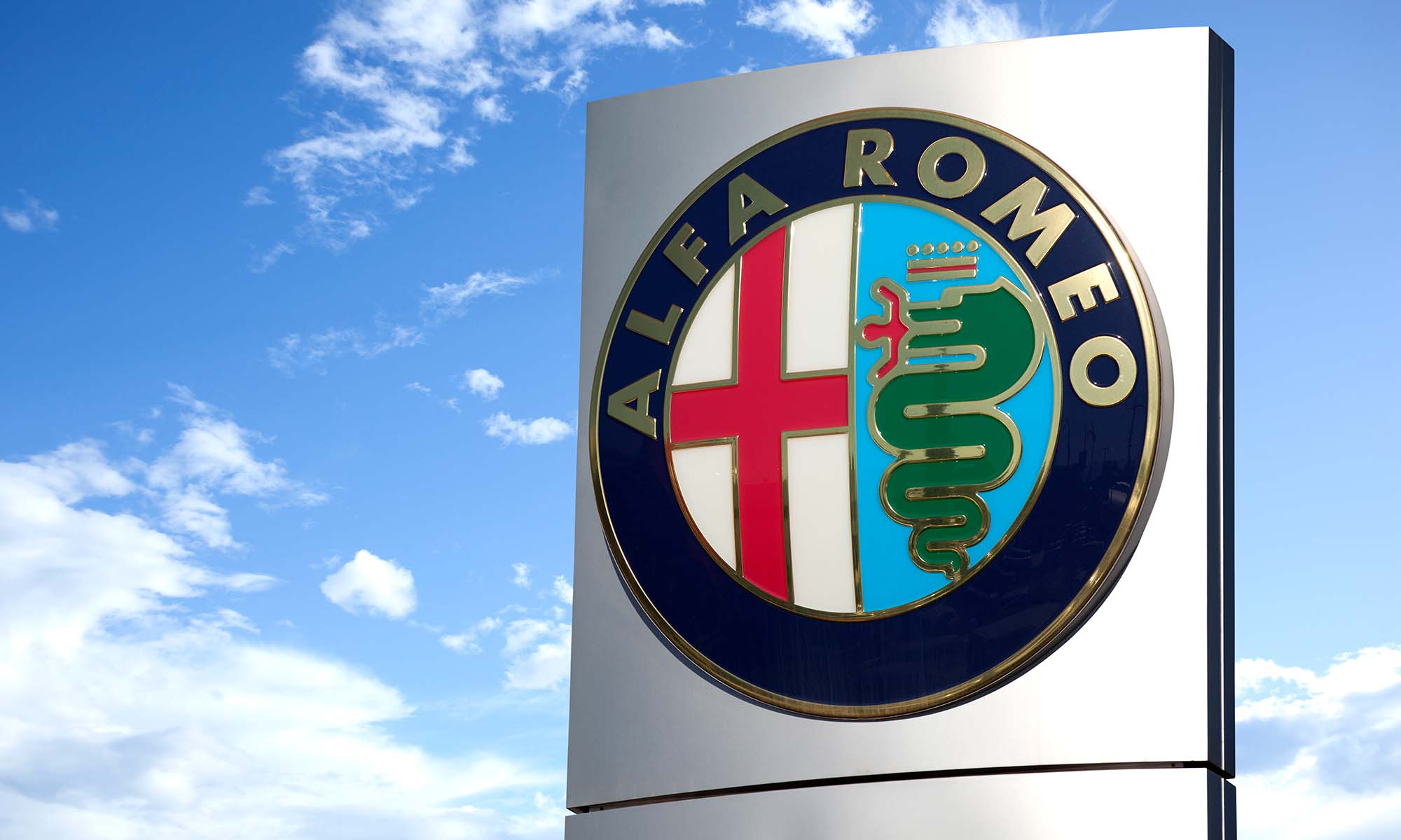 El cartel exterior de un concesionario de automóviles Alfa Romeo.
