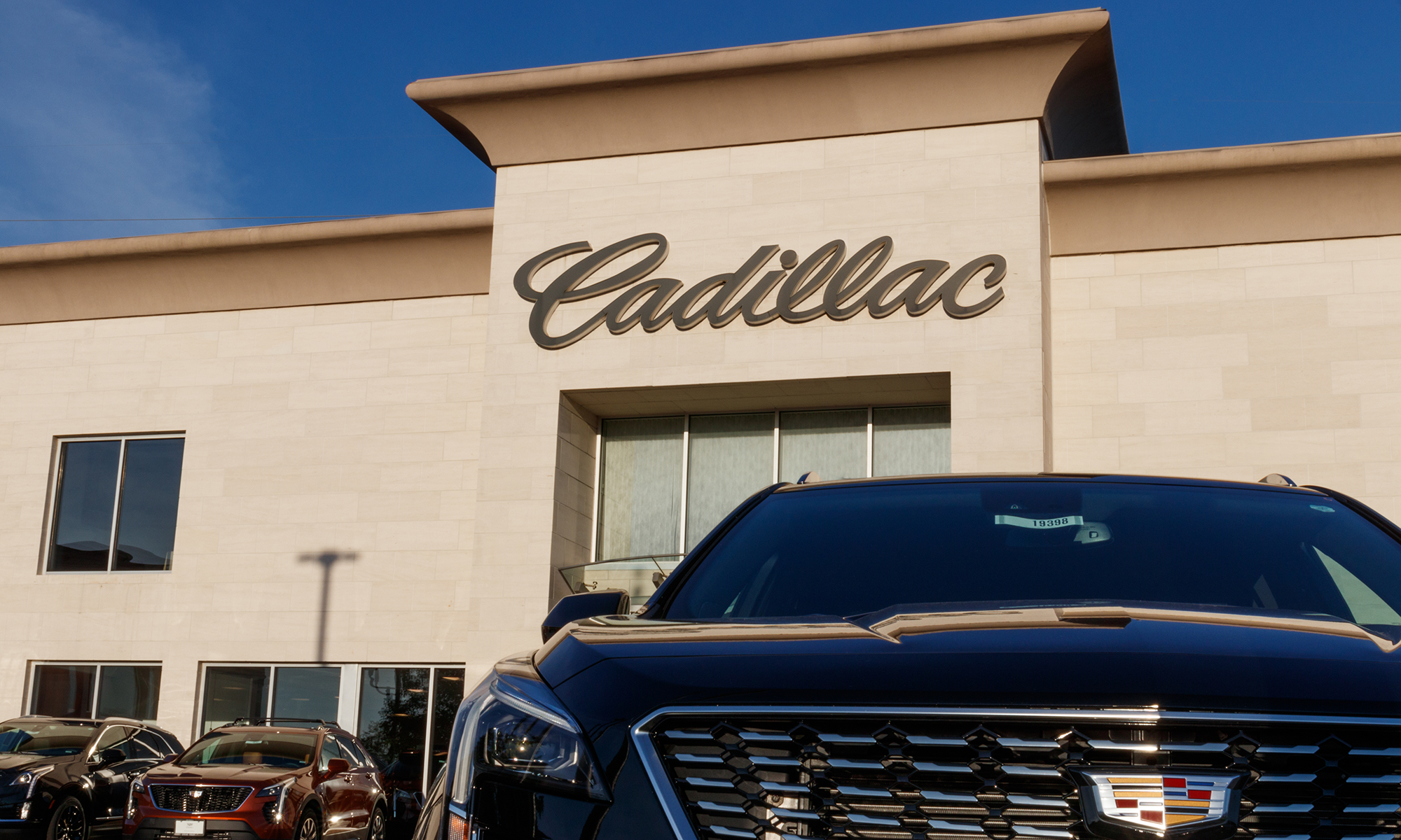 El exterior de un concesionario de Cadillac.