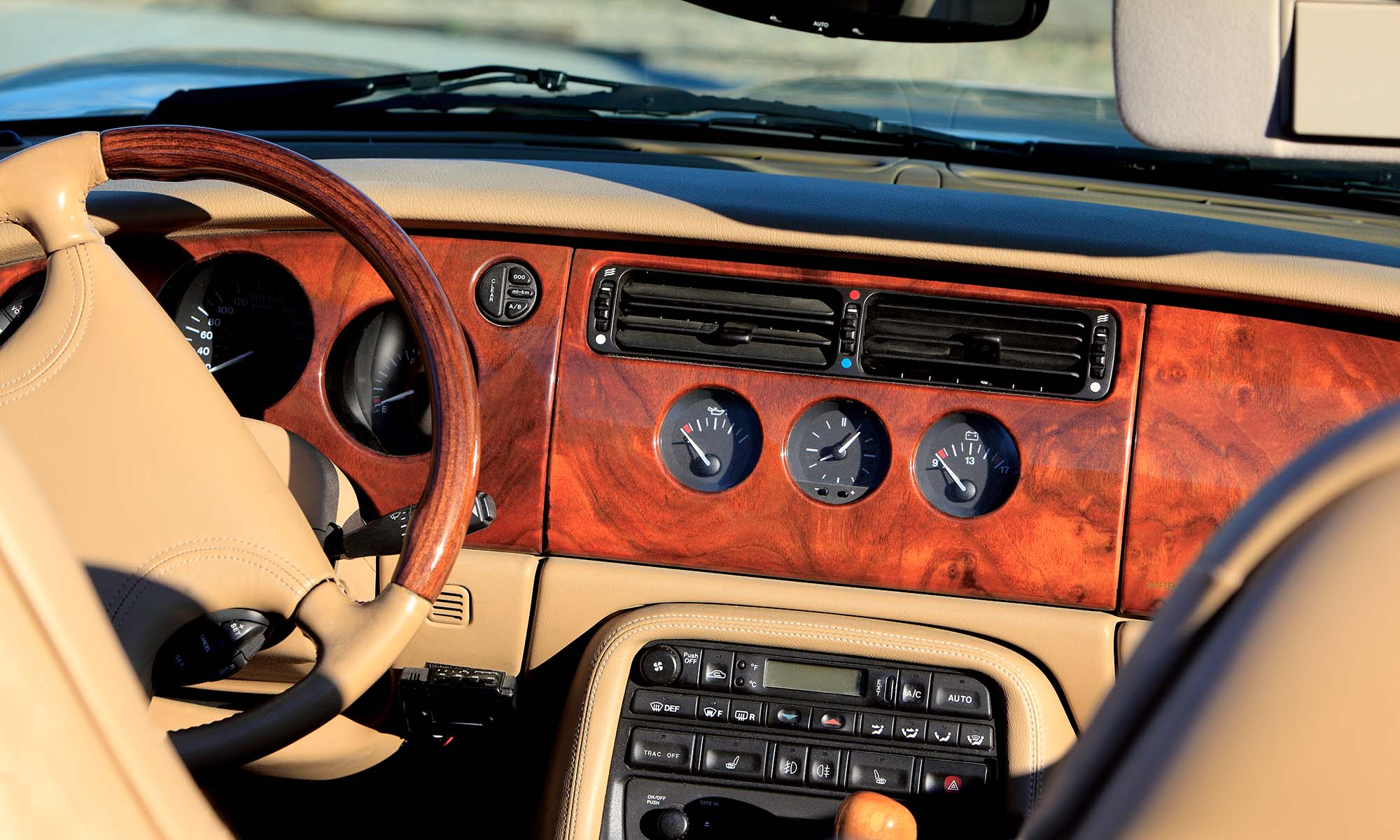 Un primer plano del interior de un automóvil de la década de 1990.