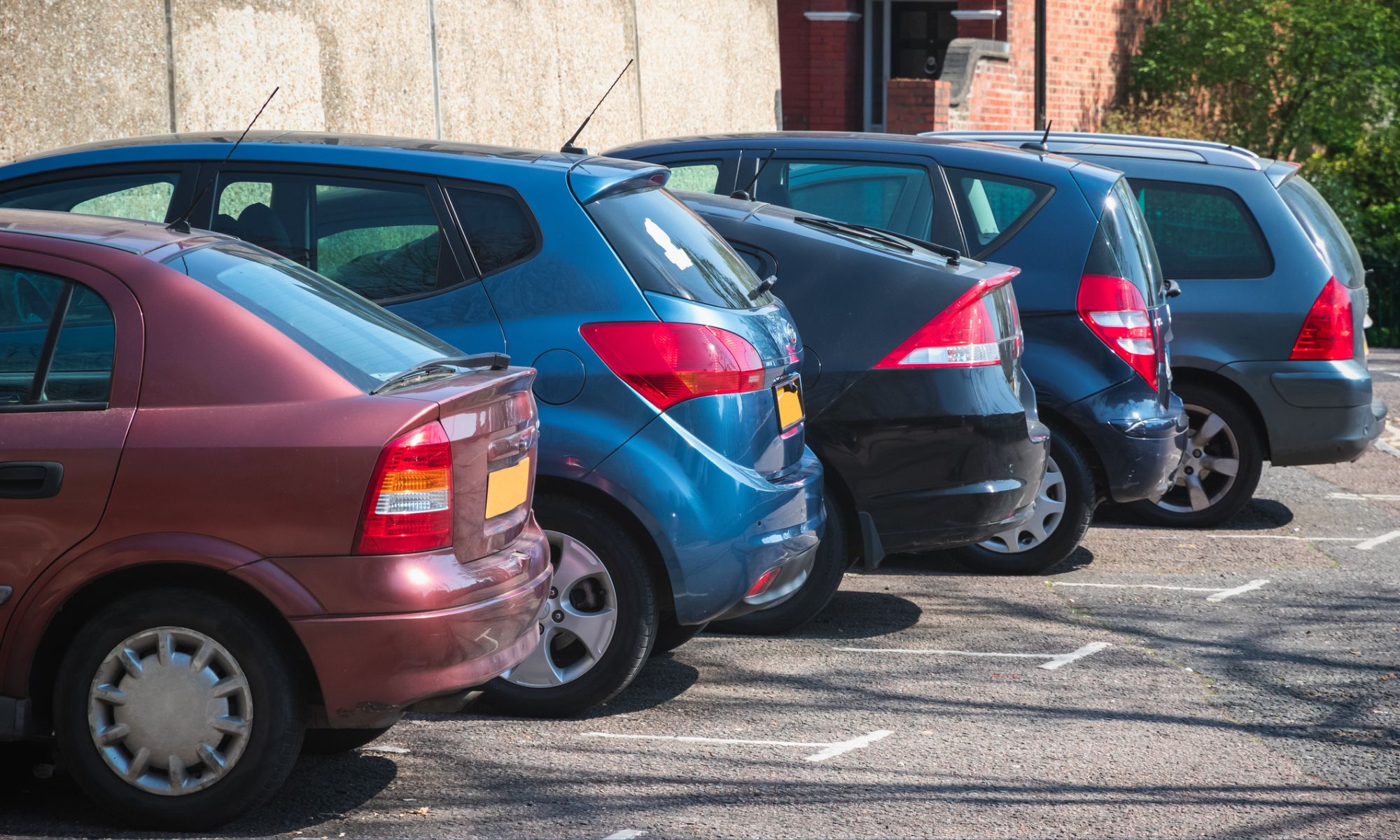 Coches aparcados en fila en un aparcamiento al aire libre