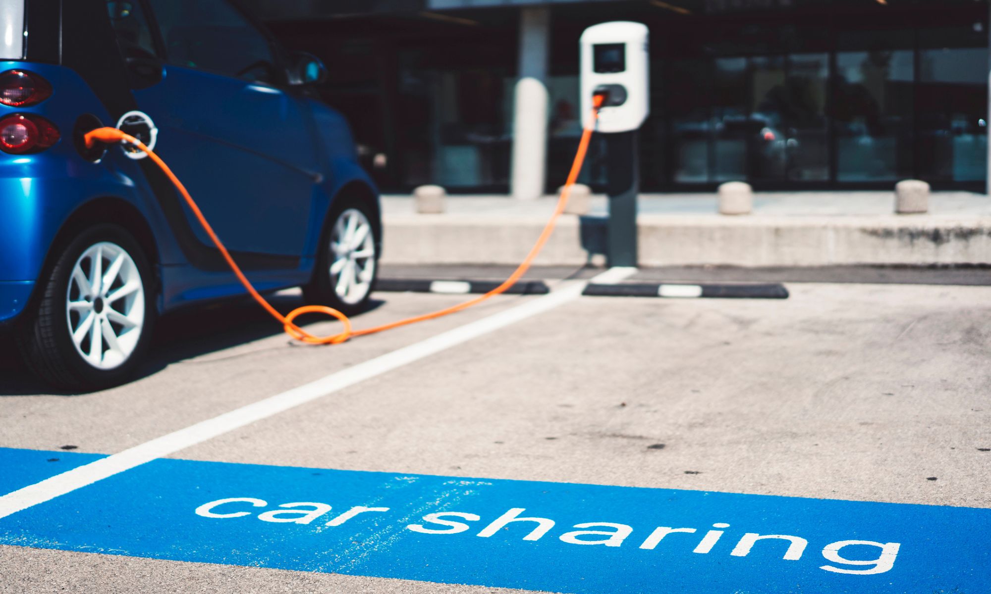 Aparcamiento para coche eléctrico en la ciudad