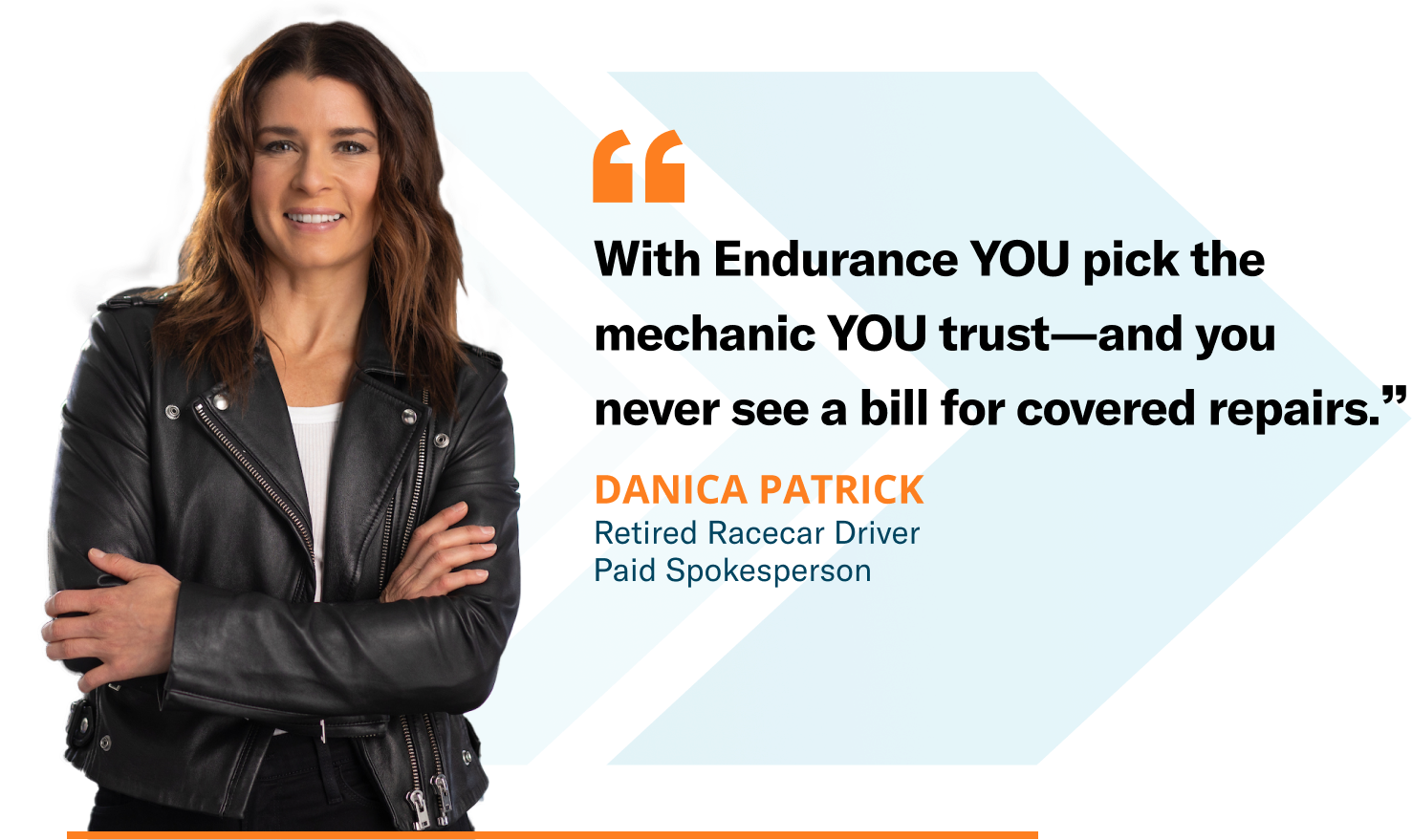 Danica Patrick de pie con los brazos cruzados