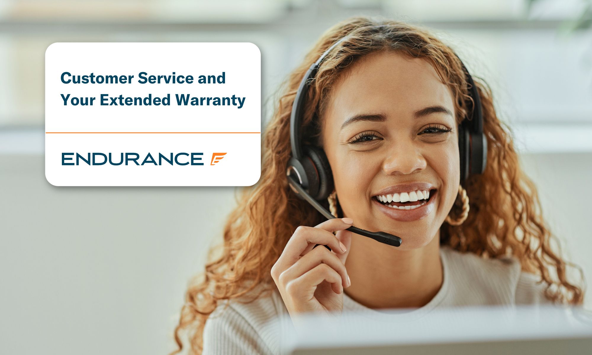 Agente de servicio al cliente en línea hablando por sus auriculares