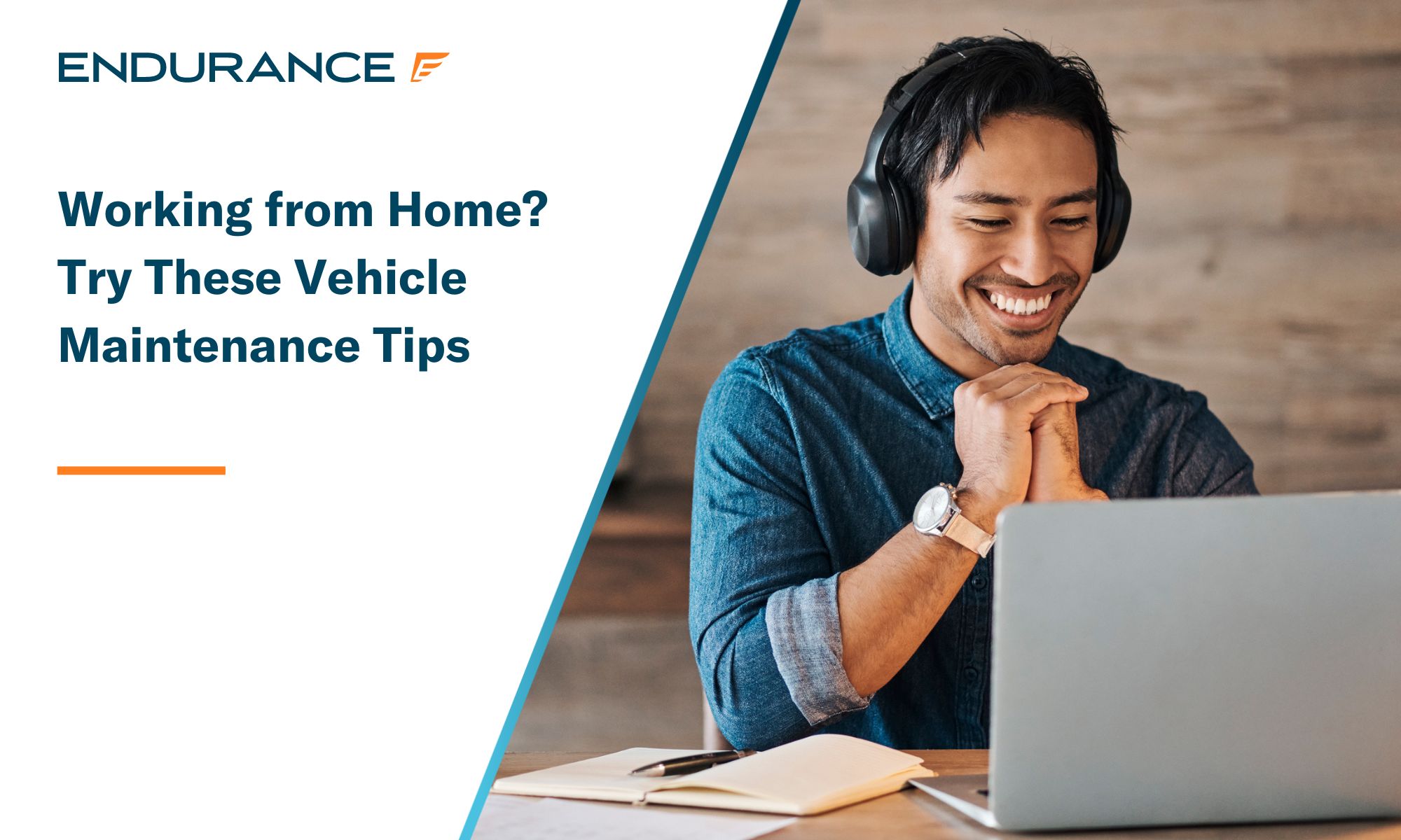 Hombre trabajando desde casa durante una videoconferencia en un escritorio con wifi