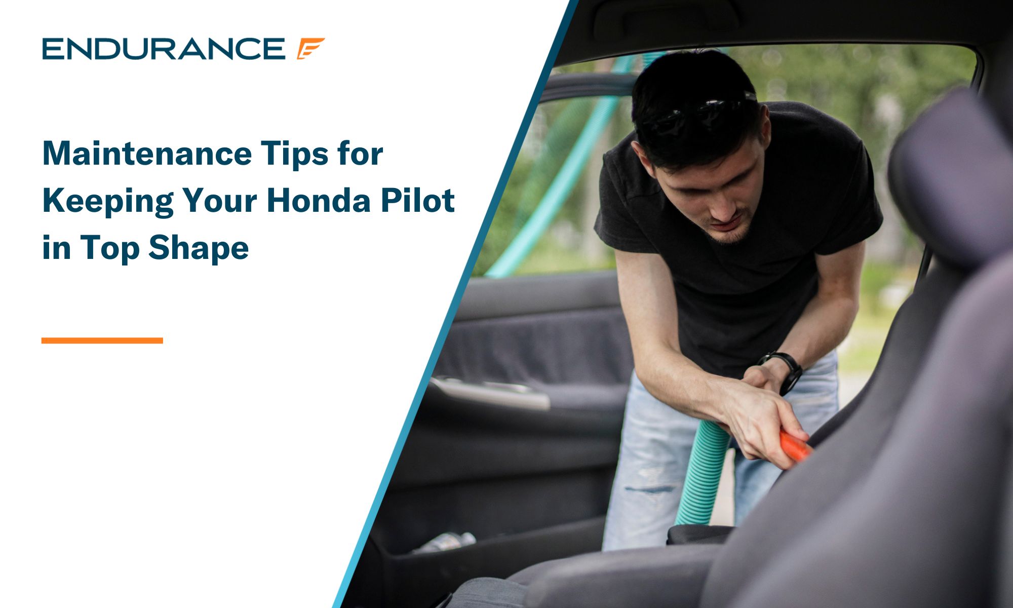 Un hombre aspirando su Honda Pilot