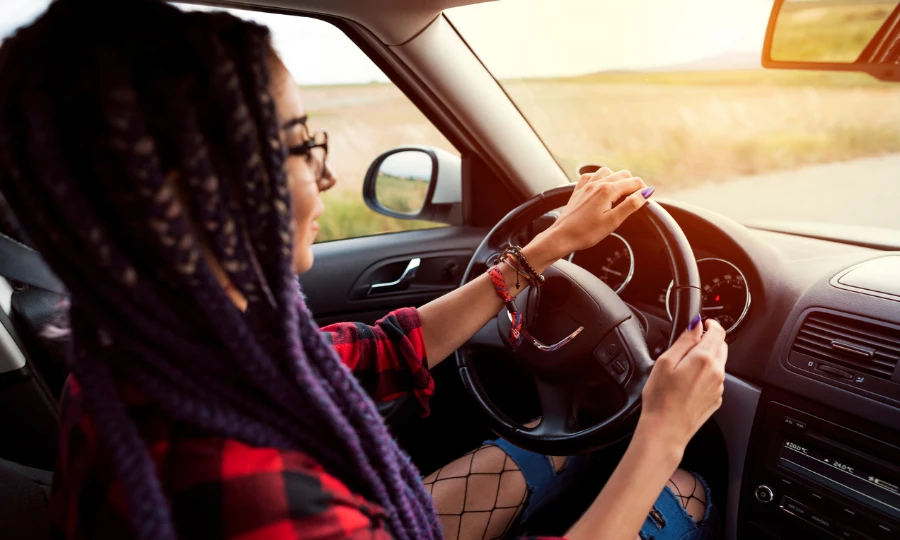 Mujer joven conduciendo un coche