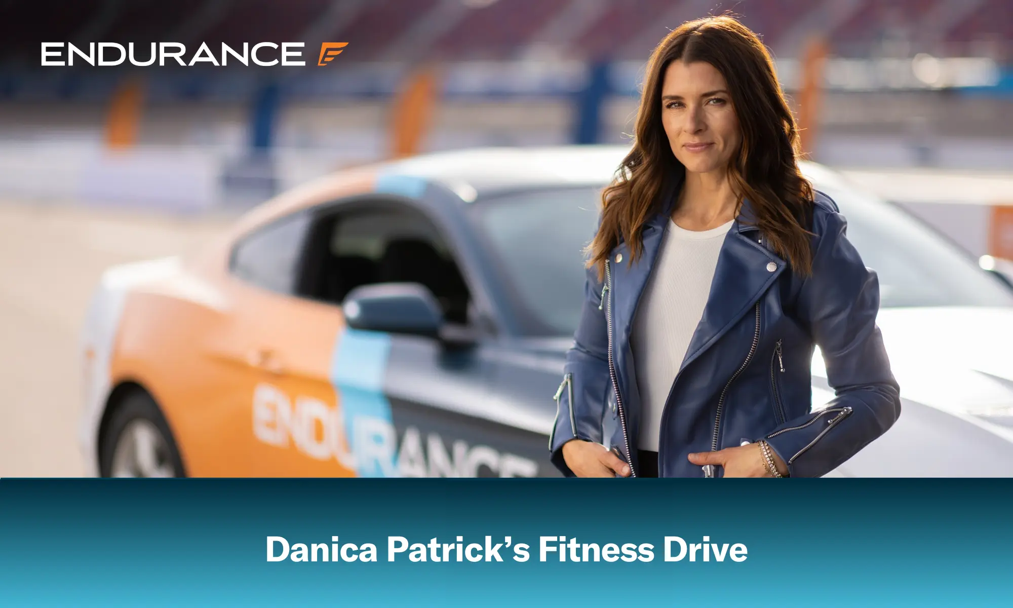 Danica Patrick parada frente a un coche de carreras Endurance