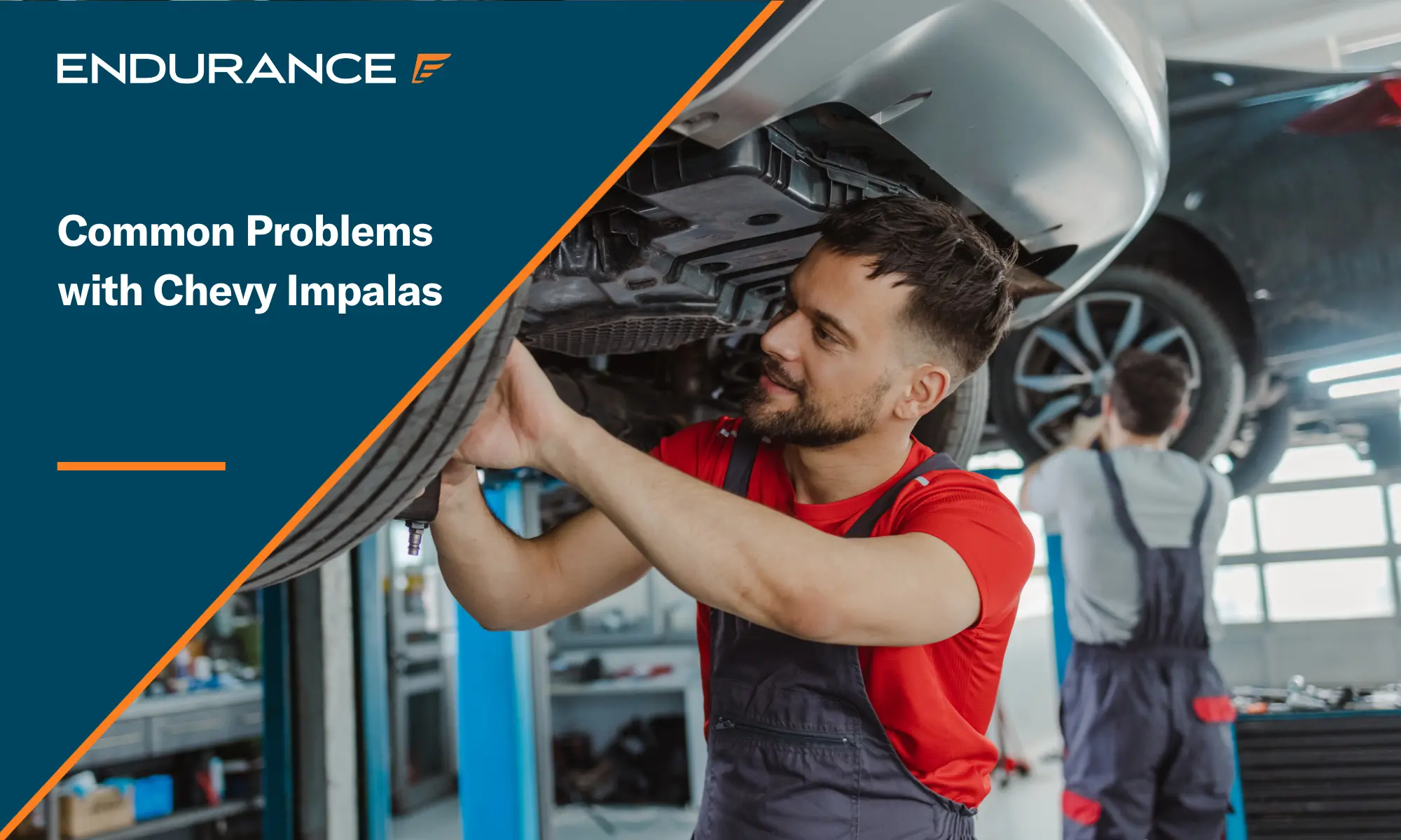 Técnico automotriz inspeccionando un vehículo de un cliente