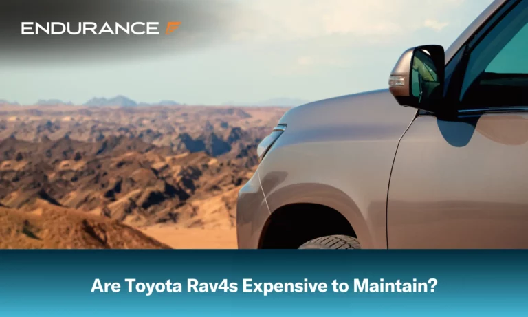 Primer plano de un vehículo Toyota en la arena antes de un acantilado