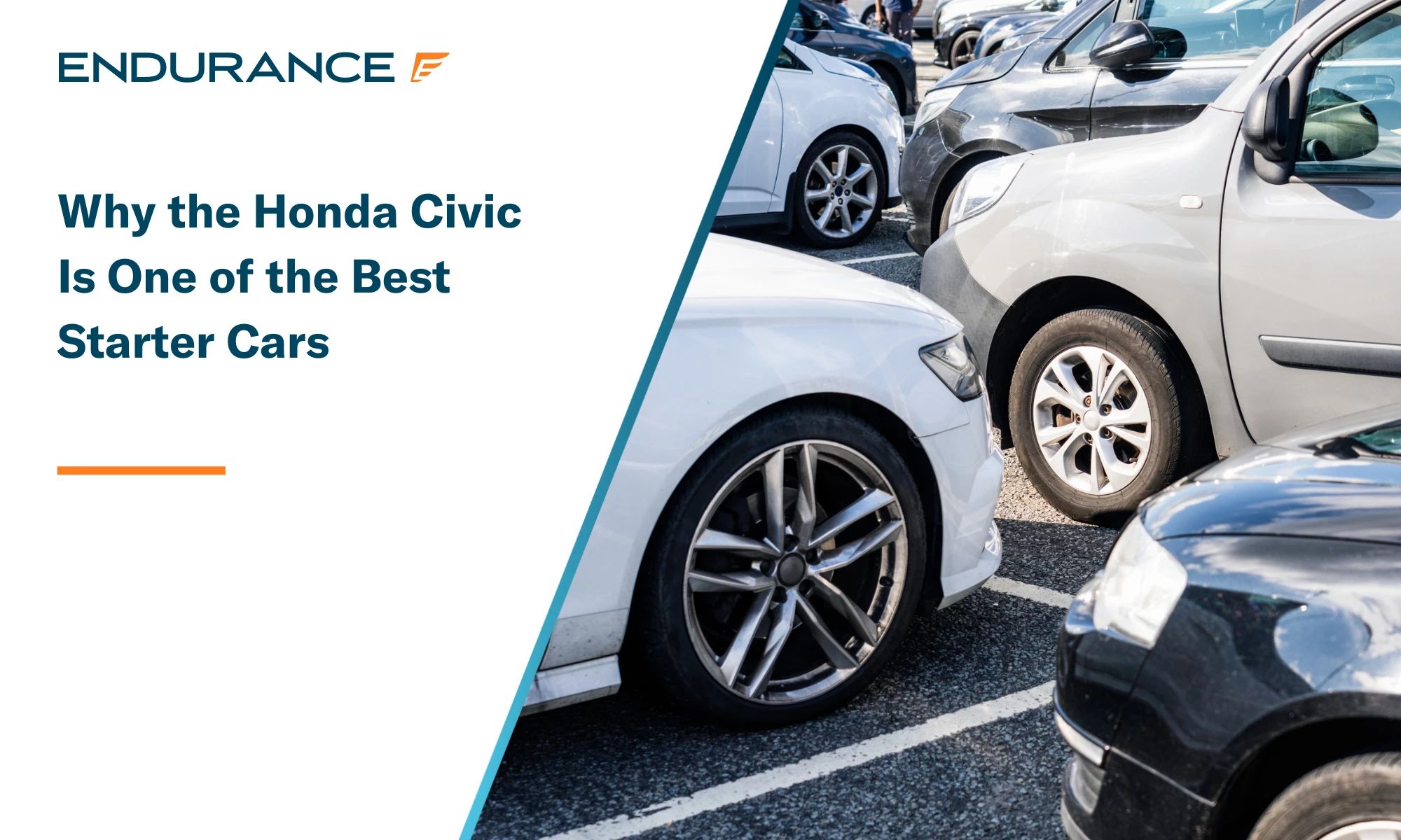 Autos estacionados, incluido un Honda Civic, en un estacionamiento