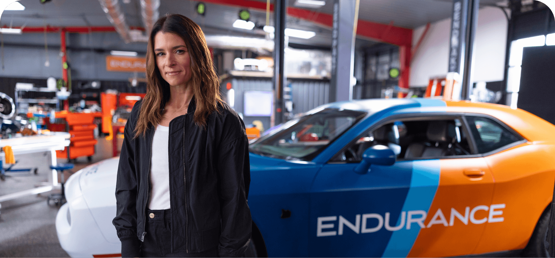 Danica Patrick delante del coche Endurance