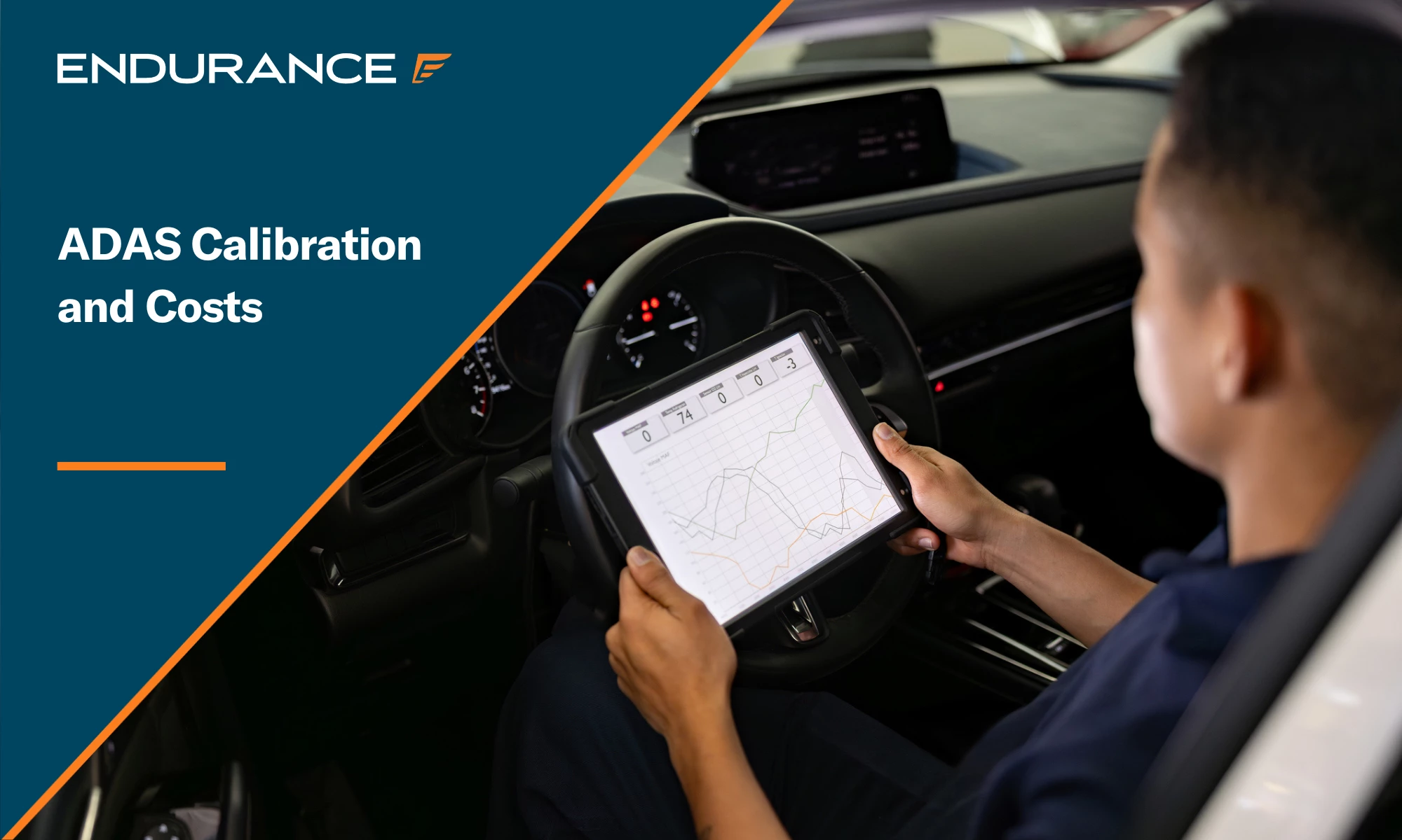 Mecánico que utiliza una tableta digital mientras observa el diagnóstico del automóvil