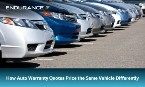 Una fila de autos compactos en un concesionario.