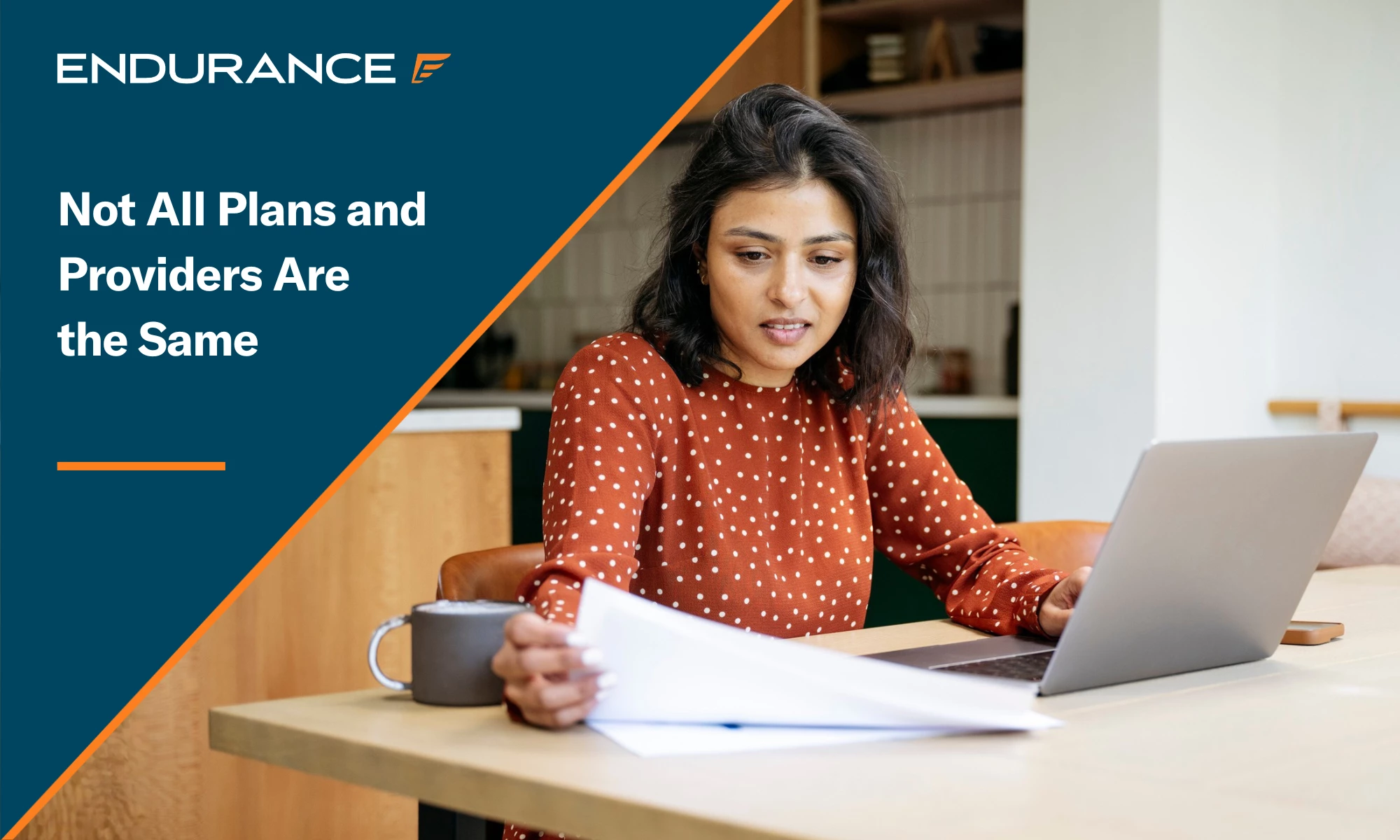 Mujer de negocios usando una computadora portátil en casa