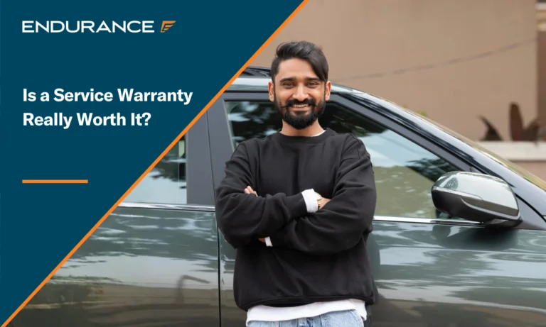 Un hombre con los brazos cruzados apoyado en un vehículo.