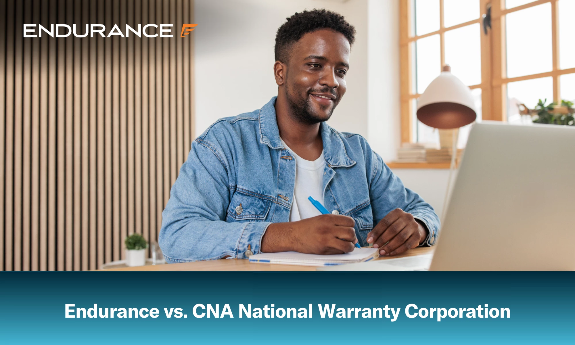 Un hombre afroamericano comprando en línea en su computadora portátil.