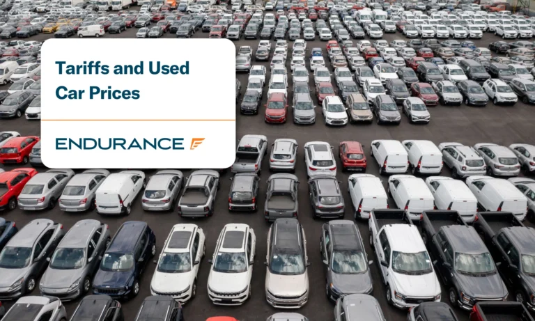 Flota de vehículos estacionados en un concesionario de automóviles