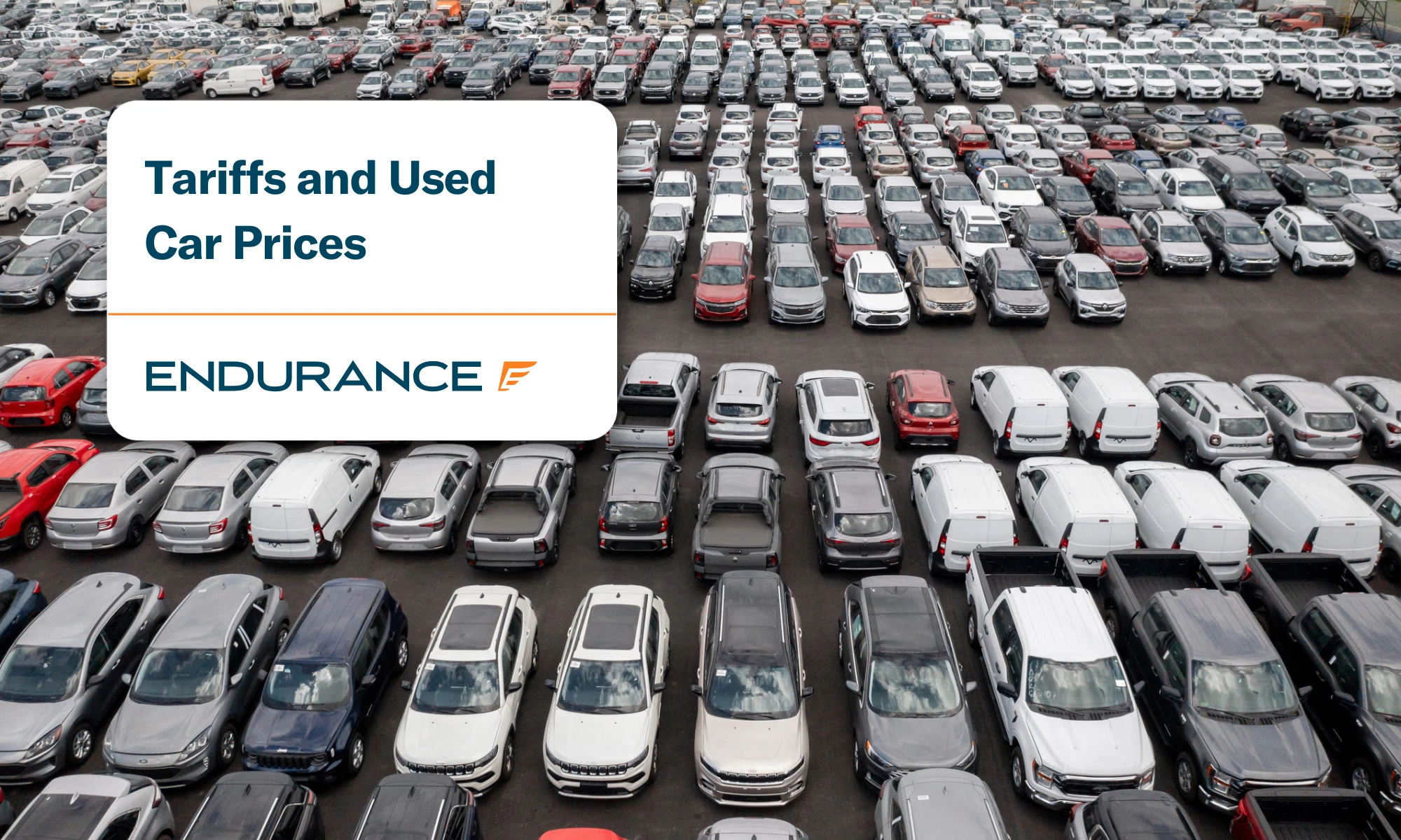 Flota de vehículos estacionados en un concesionario de automóviles