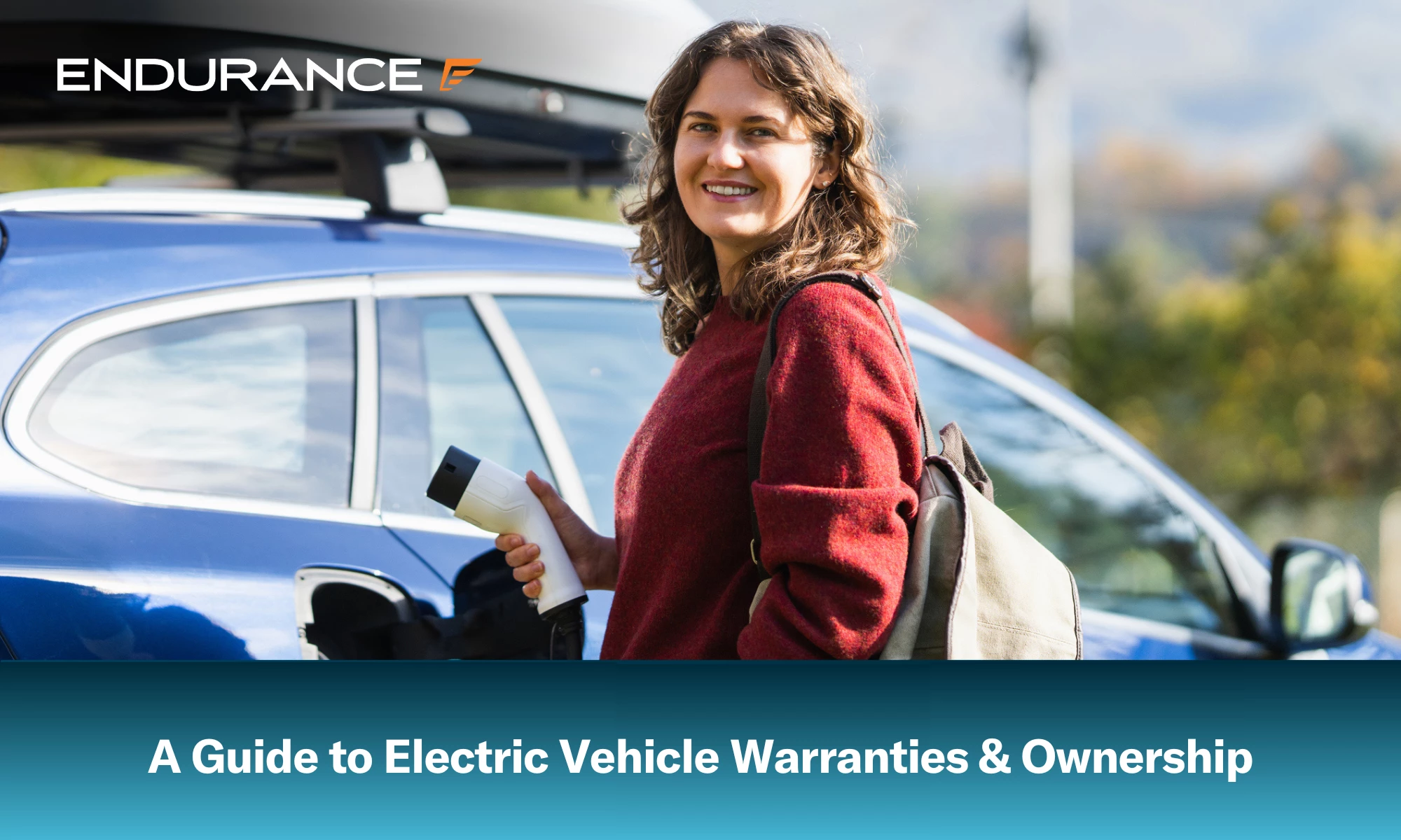 Una mujer con una mochila de pie junto a un coche eléctrico cargándose.