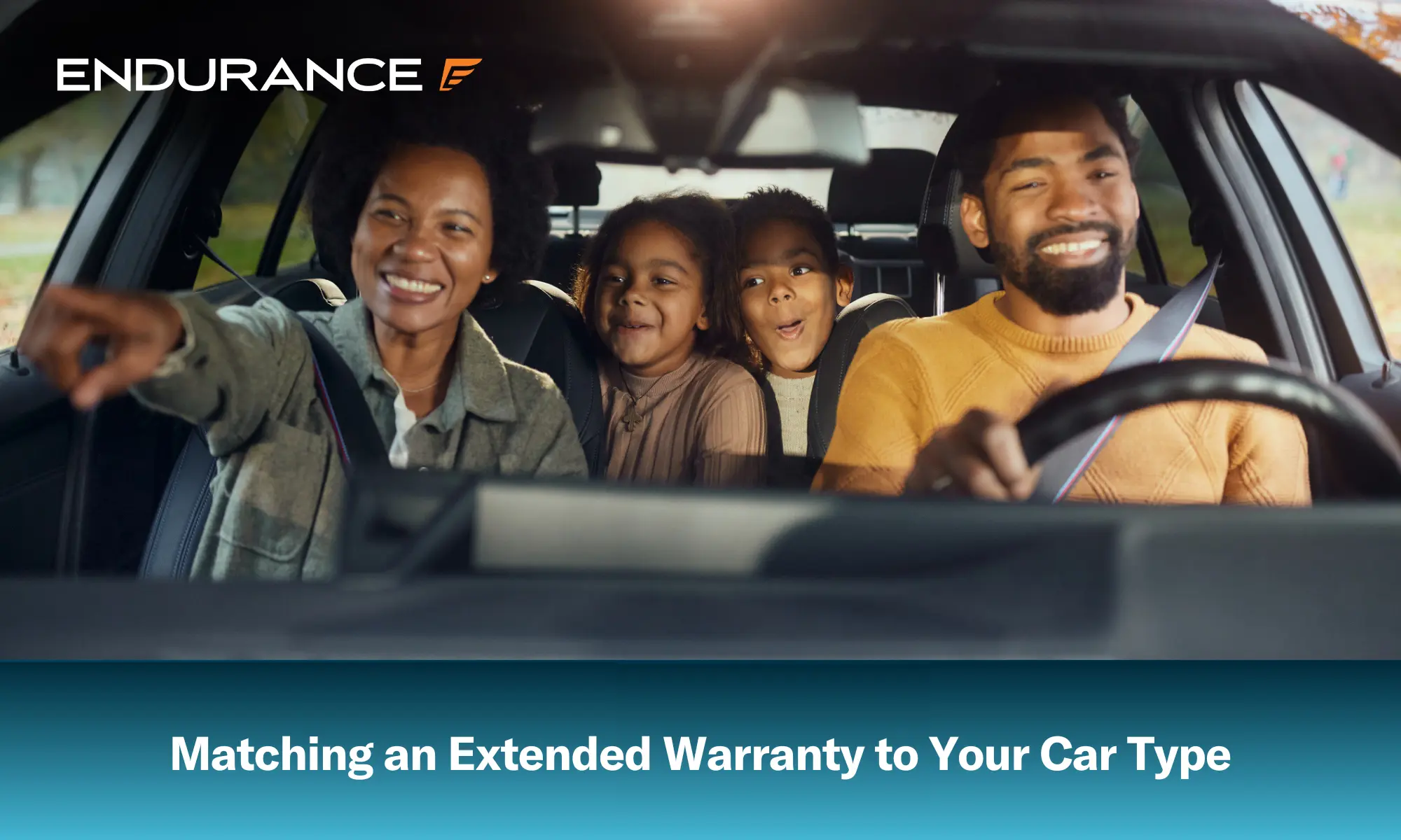 Feliz familia afroamericana haciendo un viaje por carretera en coche