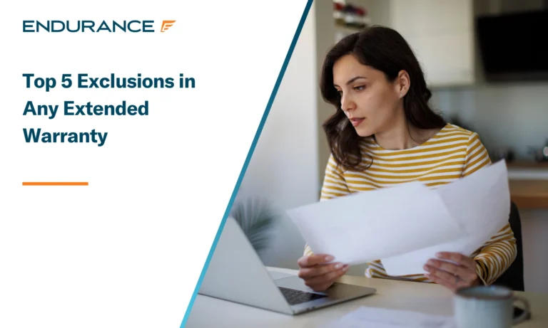 Mujer joven que procesa su garantía extendida en casa