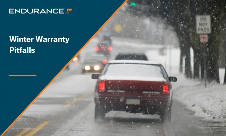 Automóviles circulando en un clima invernal nevado