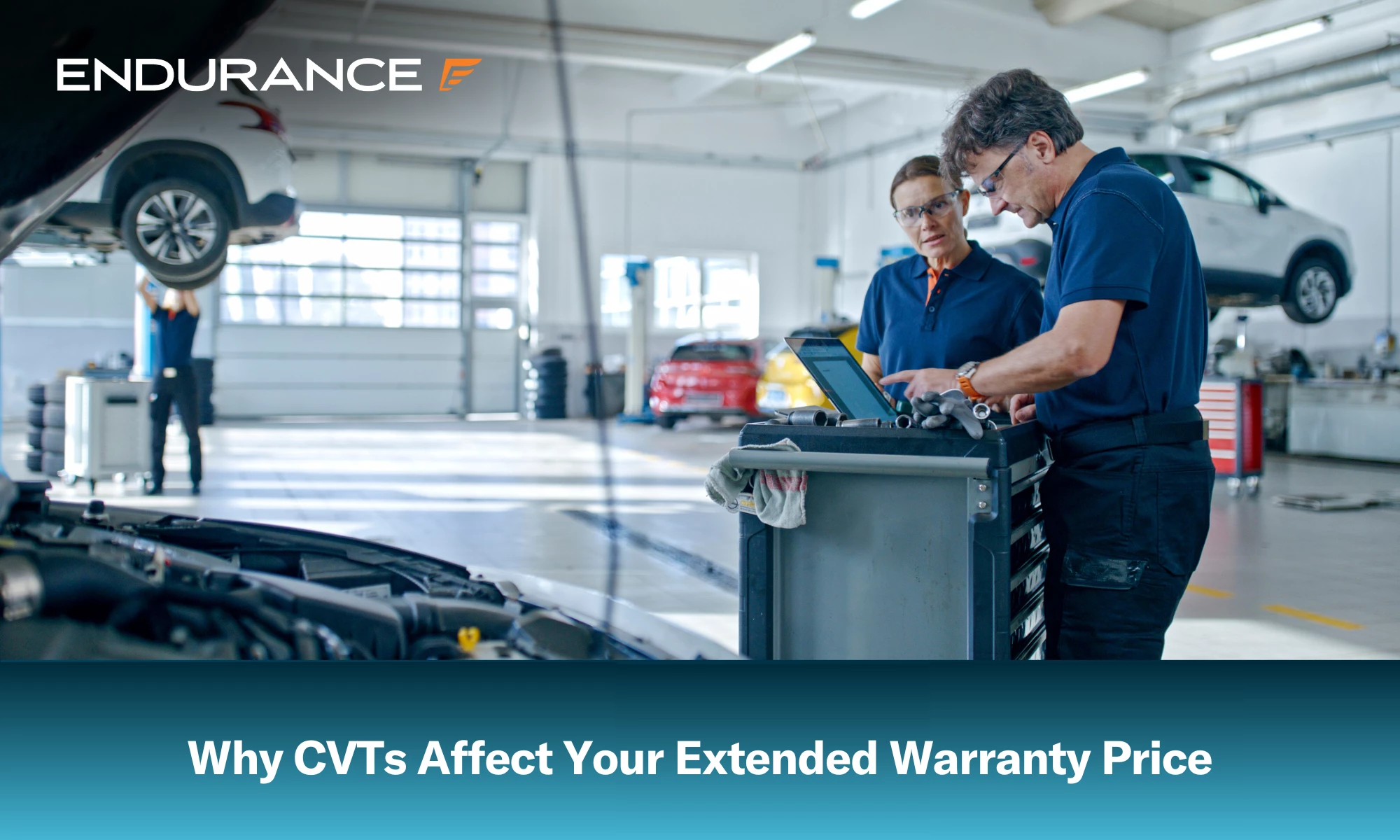 Dos mecánicos realizando una inspección del motor de un automóvil.