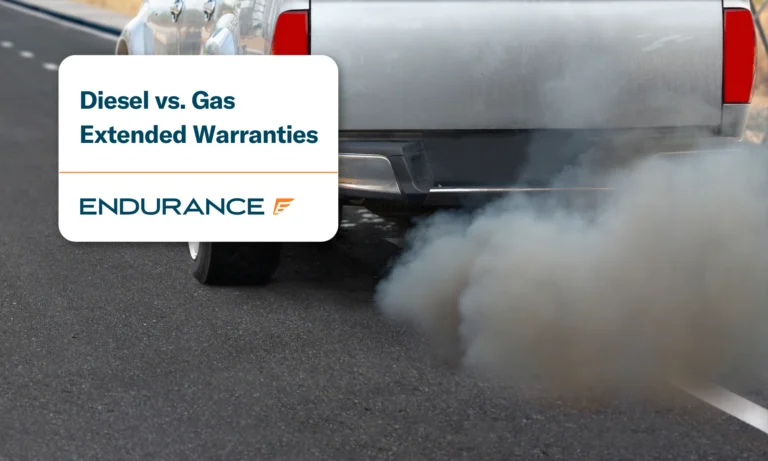 Escape de un camión diésel circulando por la carretera