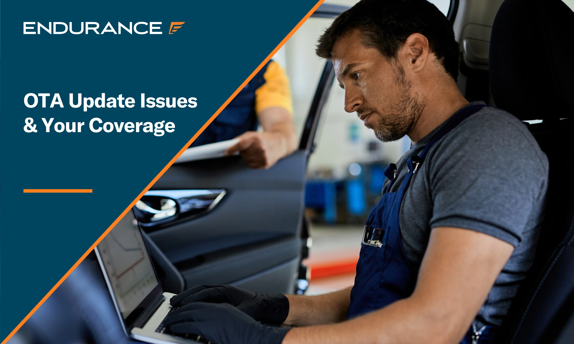 Reparador de automóviles probando el rendimiento del coche en una computadora