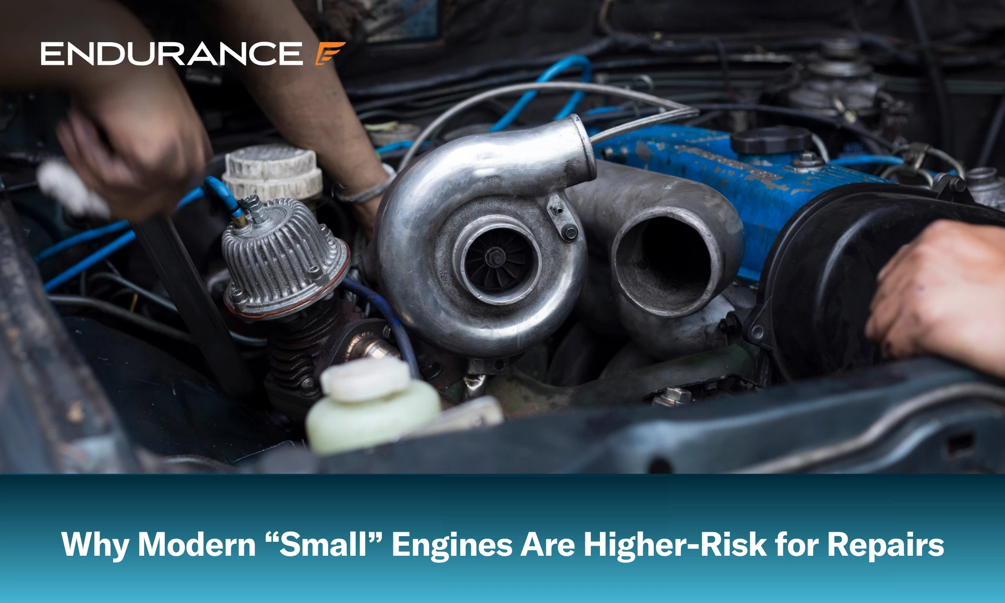 Mecánicos trabajando en el turbocompresor del motor de un vehículo.