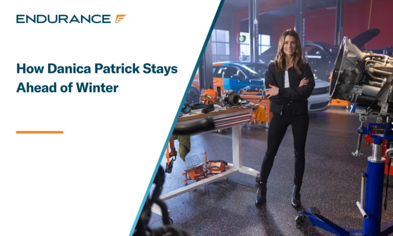 Danica Patrick de pie en el taller de un mecánico