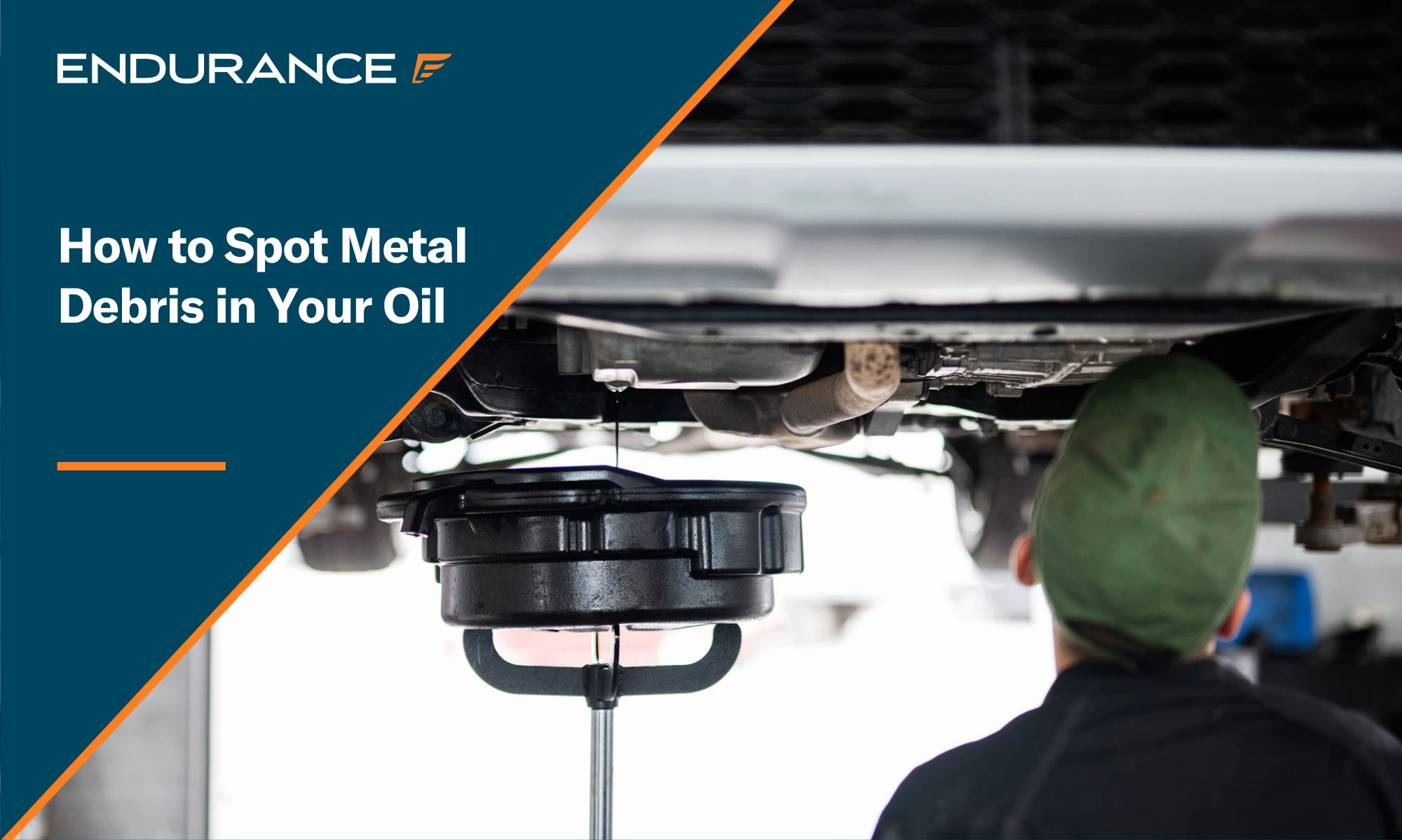 Mecánico realizando un cambio de aceite en un coche, virutas de metal en el aceite del motor.