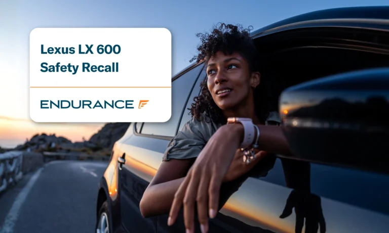 Mujer asomada por la ventanilla del coche, llamada a revisión de Lexus para el modelo LX 600