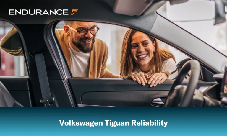 Una pareja observa el interior de un nuevo Volkswagen Tiguan y expresa su preocupación por la fiabilidad del vehículo.