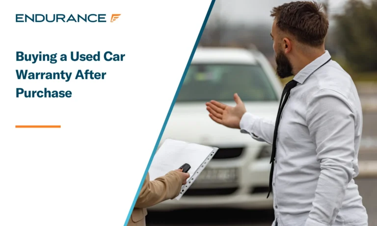 Vendedor de autos vendiendo un vehículo, comprando una garantía extendida en la compra de un auto usado.