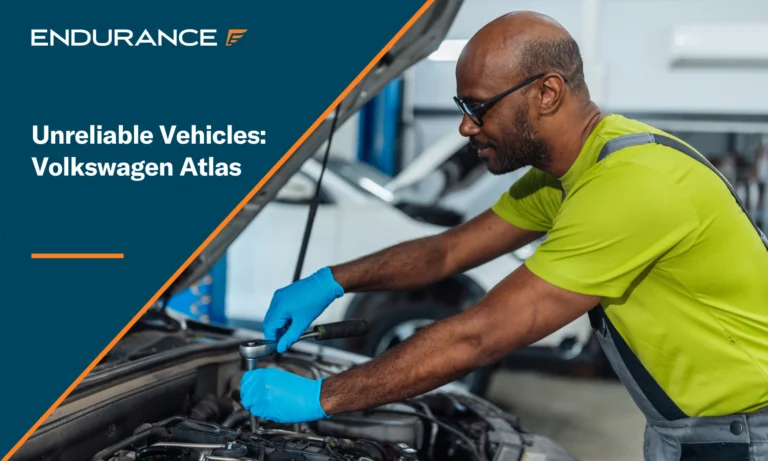 Un mecánico repara el motor de un coche; preocupaciones sobre la fiabilidad del Volkswagen Atlas.